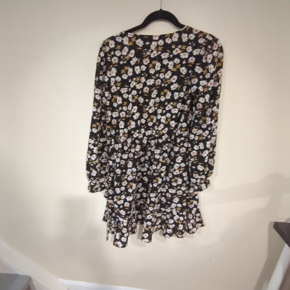Patterned floral wrap dress with ties & snaps size S, EUC - Picture 2 of 9